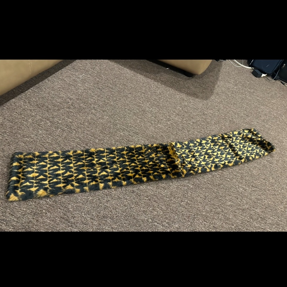 Like NEW! Gorgeous MICHAEL Michael Kors Black and Gold Scarf! Faux Fur! - Picture 4 of 5